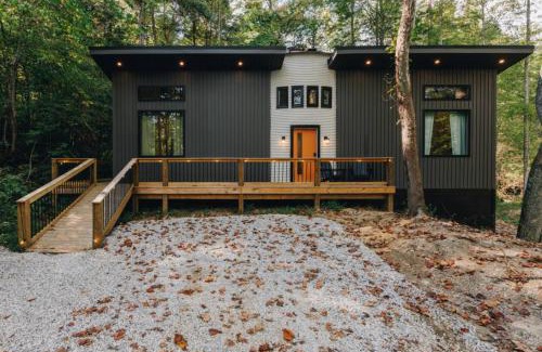 Saint Helens House | 8 Min to Zip Lines Unique Stay King Bed