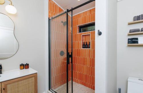 Saint Helens House | 8 Min to Zip Lines Unique Stay King Bed