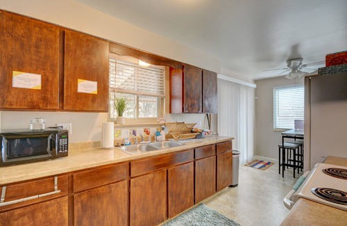 Eiber House | 8 Mins to Downtown, 10 Mins to Redrocks, TV's in every Room, FencedBackyard