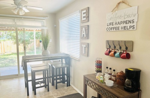Eiber House | 8 Mins to Downtown, 10 Mins to Redrocks, TV's in every Room, FencedBackyard