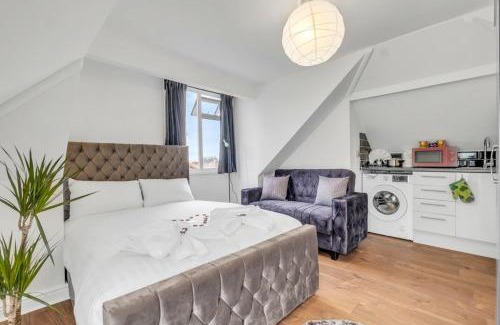 Hendon House | 8 Private Rooms with own kitchen & bathroom, Parking, 30min to Wembley Stadium, sleeps 16 to 20 people