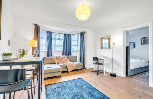 Hendon House | 8 Private Rooms with own kitchen & bathroom, Parking, 30min to Wembley Stadium, sleeps 16 to 20 people