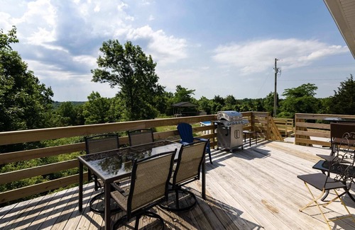 Rutland House | 80 Acres, Pool, Game room w/Ping Pong & Billiards!