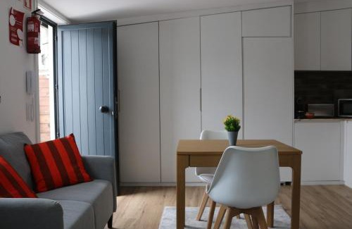 Ramalde Apartment | 9 min Metro to Downtown -Remote working - Free Parking