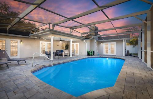 Seminole House | 9 mins to Beach Pool Fire Pit Sleeps 10