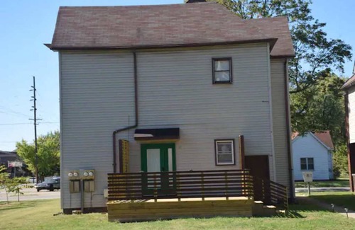Terre Haute Apartment | 911 N. 8th St. Your Home away from Home