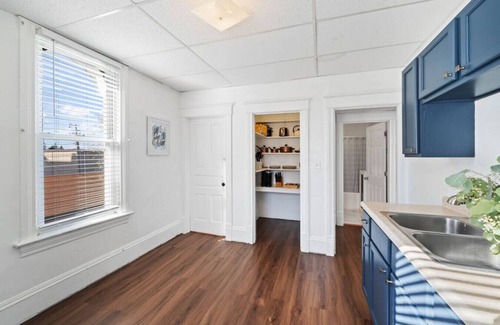Superior Apartment | 921 · Cumming Avenue Rentals #921