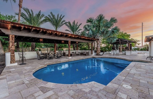 Glendale House | 99 Palms Event Venue: Barn, grass, pool, games, 6 beds