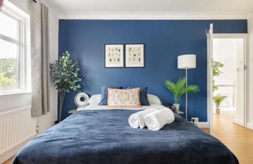 Dollis Hill House | 9RA - 4BD House - Wembley Views