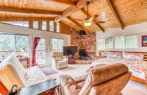 Oakhurst Bed & Breakfast | A Bed of Roses