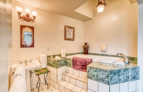 Oakhurst Bed & Breakfast | A Bed of Roses