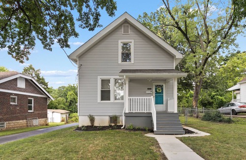 St. Louis House | A Chateau Experience! Easy Access, Relaxed Vibes near Airport, Hospitals & HWYs