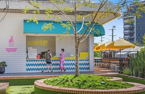 Woolloongabba House | A Colourful Life! 4Bed/2.5Bath/1Car ~ Queenslander
