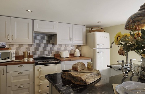 Chipping Norton Cottage | A delightful dog friendly thatched holiday cottage - The Barn by the Ford