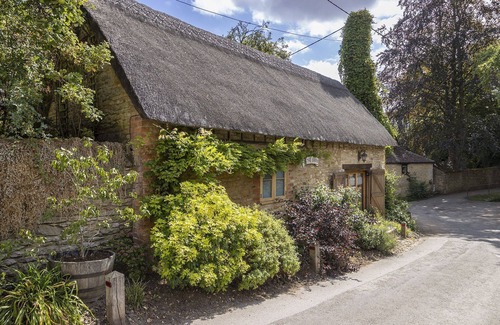 Chipping Norton Cottage | A delightful dog friendly thatched holiday cottage - The Barn by the Ford