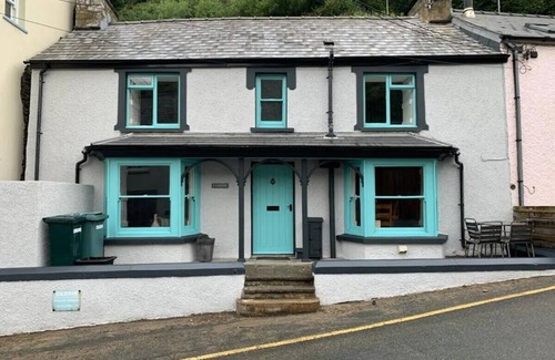 Tan-y-groes House | A delightful seaside stone cottage, just a minute's walk from the beach.