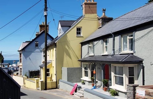 Tan-y-groes House | A delightful seaside stone cottage, just a minute's walk from the beach.