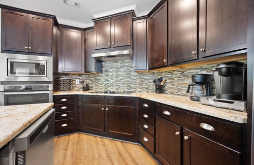 Tyrone House | A Deluxe Townhome On Private Wooded Lot. Convenient To Atlanta, Peachtree City