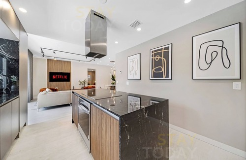 Hallandale Beach Villa | ★ A Designers 5 Bedroom Home - Heated Pool/BBQ/Boat Dock 55ft