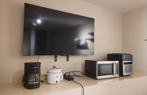 Longueuil House | A double-bed bedroom for rent