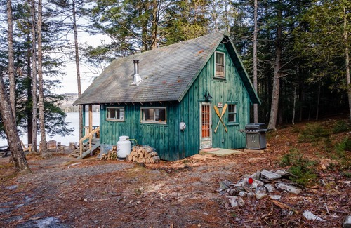 Brooks Cabin | A Haven Lakefront. Priv. Dock. Swim, Kayak and Fish