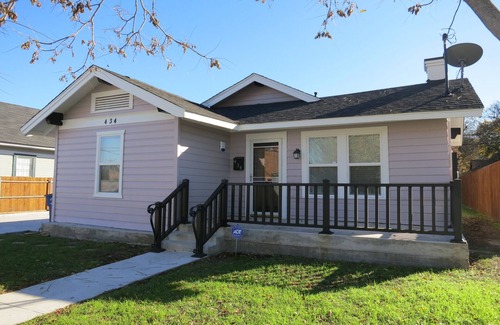 Oak Cliff House | A house in the historic bishop's art district