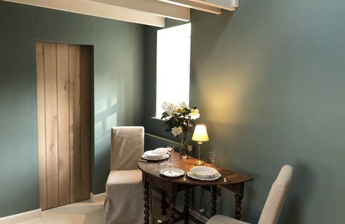 Kirkton Manor Cottage | A light filled studio space, with large bathroom and balcony bedroom