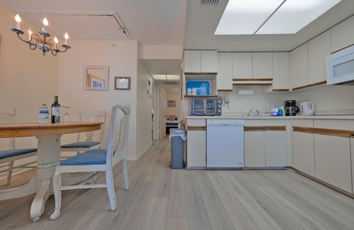 Holmes Beach Cottage | A lovely 2 bed and 2 bath property just moments from the beach