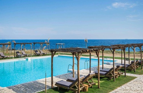Kounopetra Villa | A minute walk to a beach, elegant and minimalist