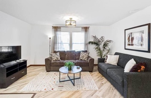 Notre Dame Apartment | A Notre Dame 2BR Classic Apt - 4 mins to NDU