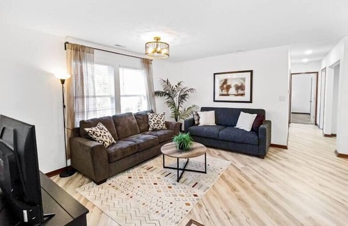 Notre Dame Apartment | A Notre Dame 2BR Classic Apt - 4 mins to NDU