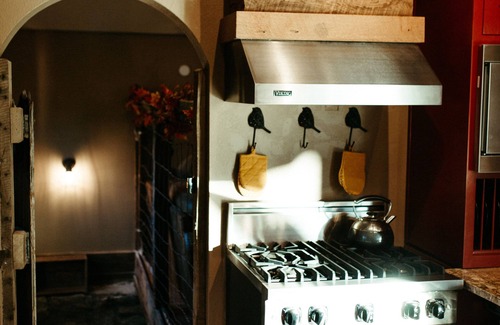 Excelsior Springs Cabin | A peaceful cabin in the middle of a country setting