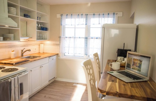 City Centre Cottage | A peaceful rest and charming stay await at our renovated 2-bedroom cottage.