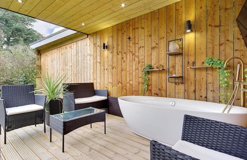 Matchams Apartment | A Petite Luxury Lodge with Outside Bath