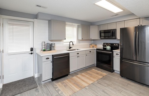 Des Moines House | A Private Boho-Modern Stay Minutes to Downtown w/KING Bed and Hidden Nook!