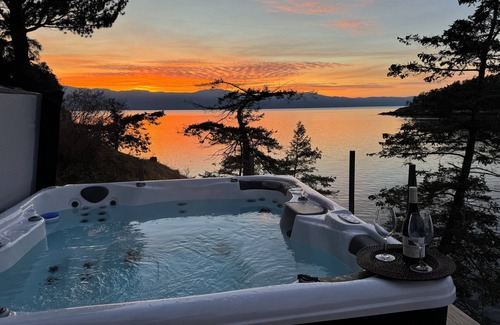 Madeira Park Cottage | A serene waterfront perch! Panoramic sunsets, huge deck with cliff-hung hot tub