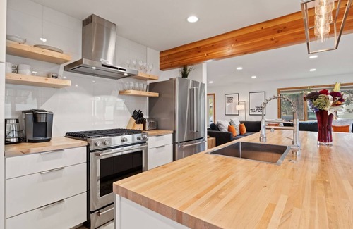 Jackson House | A Spacious Home Walking Distance to Town Square w JH Property Management