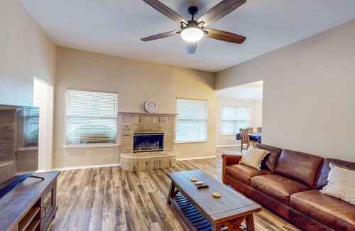 Azle House | A Stroll to the Lake