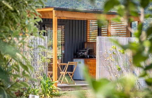 Pohara Cabin | A studio hideaway just a few steps from the beach