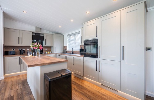 Totnes Cabin | A Stylish Retreat Set in a Scenic Country Club