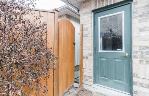 Markham House | A Super Clean and Comfortable Place