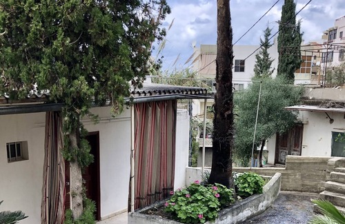 Aamchit House | A tiny cheerful 1 bedroom home in Hosrayel/Aamchit