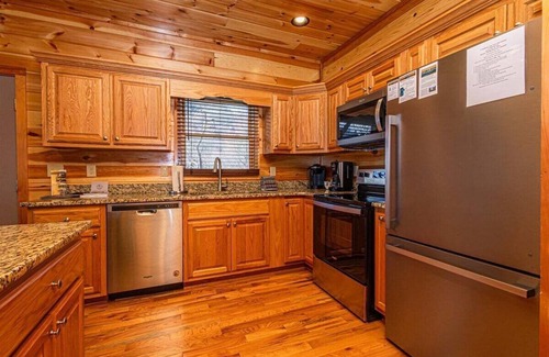 Almond Cabin | A Treehouse View Over Lake Fontana