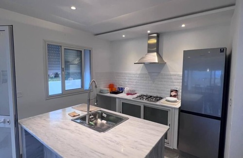 Eastern Hawaria House | A very charming waterfront villa