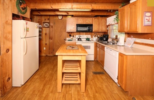 Gatlinburg - Pigeon Forge Cabin | A Walk In The Clouds: Cozy 2BR cabin in Sevierville with stunning mountain views.