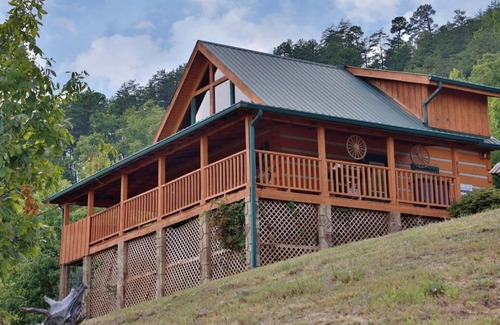Gatlinburg - Pigeon Forge Cabin | A Walk In The Clouds: Cozy 2BR cabin in Sevierville with stunning mountain views.