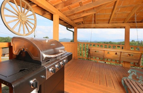 Gatlinburg - Pigeon Forge Cabin | A Walk In The Clouds: Cozy 2BR cabin in Sevierville with stunning mountain views.