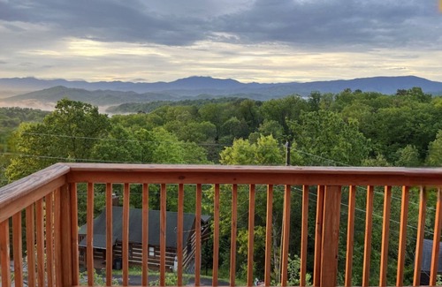 Gatlinburg - Pigeon Forge Cabin | A Walk In The Clouds: Cozy 2BR cabin in Sevierville with stunning mountain views.