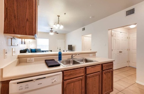 Medical Center District Condo | AA2 10% OFF 2BR Apt Fast WiFi 4-mins to Medical Center Pet-friendly