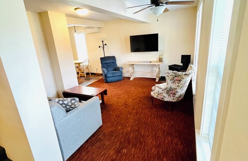Siskiyou-Hargadine Historic District Apartment | Abbott's Cottages- The Wren. 1 bedroom within walking distance to downtown